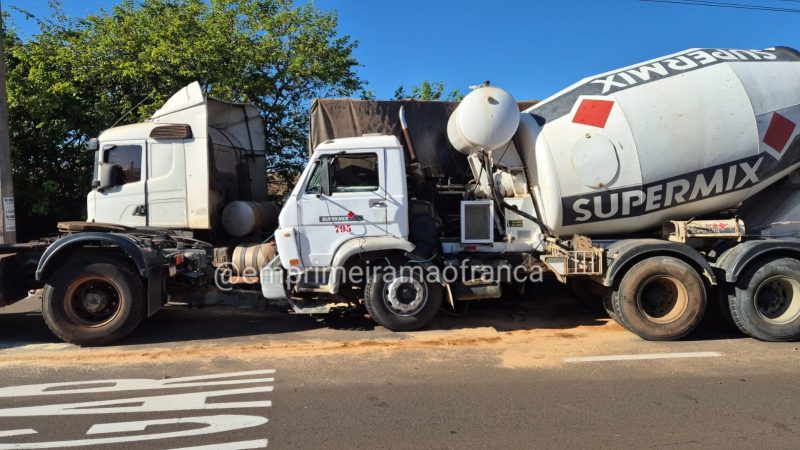 Caminhão colide com carreta estacionada na avenida Emílio Paludetto em Franca