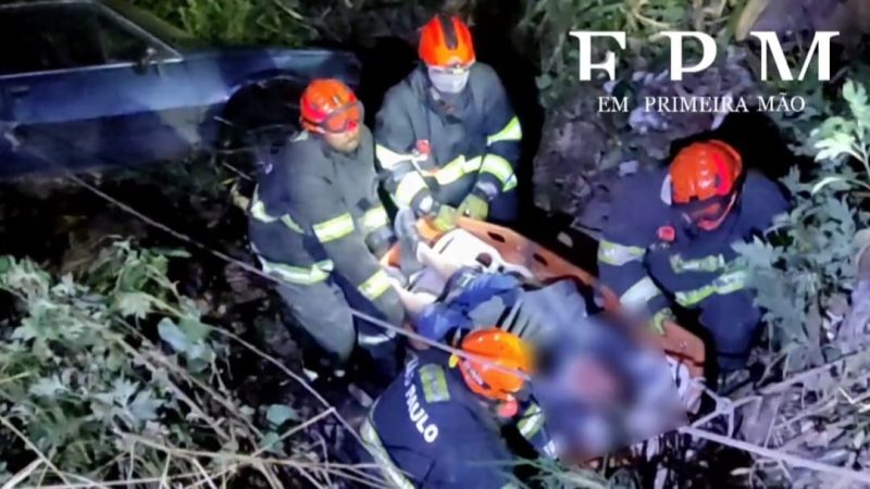 Bombeiros resgatam motorista após carro cair em barranco em avenida de Franca