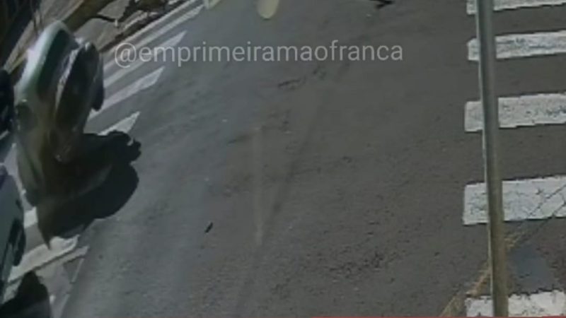 Colisão entre veículos é registrada em cruzamento na região central de Franca