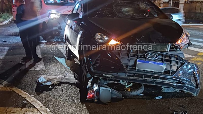 Motociclista sofre ferimentos graves após ser atingida por carro em cruzamento em Franca
