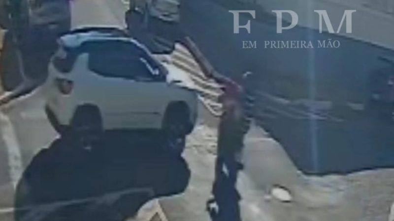 Jovens ficam feridos após colisão entre carro e moto no centro de Franca