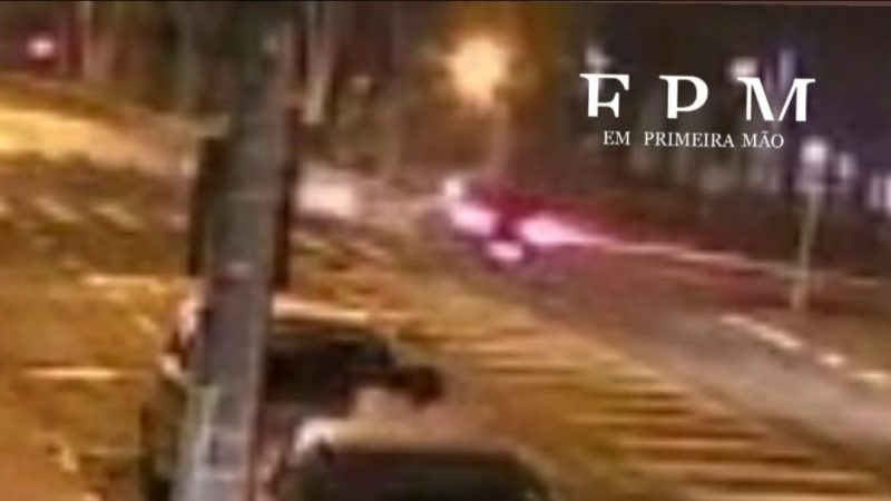 Câmera de segurança registrou acidente que deixou motociclista gravemente ferida em Franca