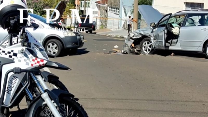 Colisão frontal deixa veículos destruídos em cruzamento de Franca