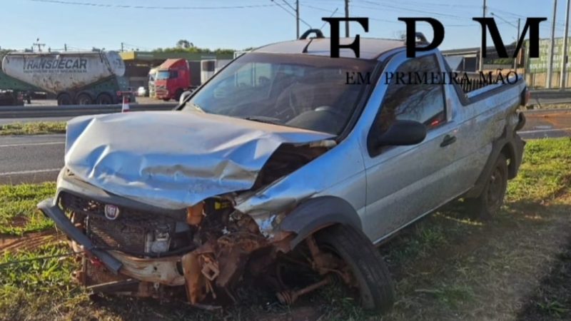 Motorista tenta desviar de cachorro, perde o controle e colide contra guard-rail em rodovia de Franca