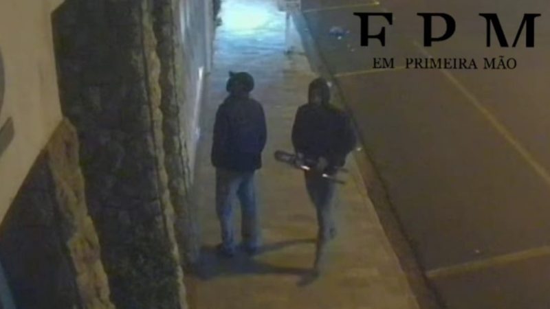 Câmeras de segurança flagram dupla tentando invadir residência no Jardim Conceição Leite, em Franca