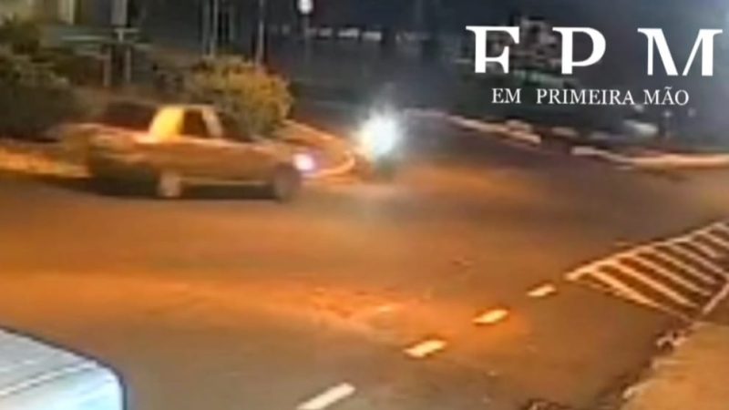 Motociclista entra na contramão e colide de frente com carro em rotatória de Franca