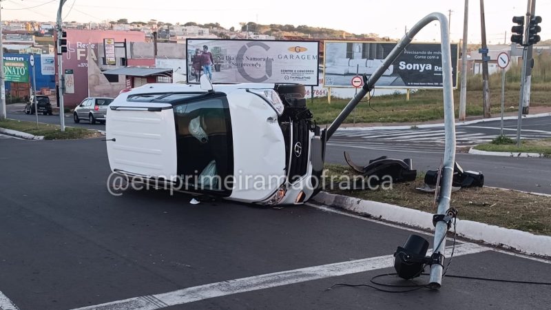 Motorista perde controle, atinge poste e carro tomba em avenida de Franca