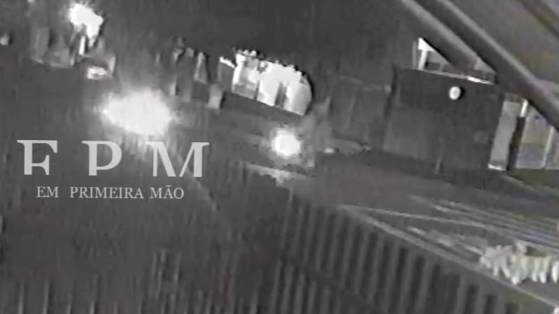 Motorista avança sinal de parada obrigatória e causa grave acidente em avenida de Franca