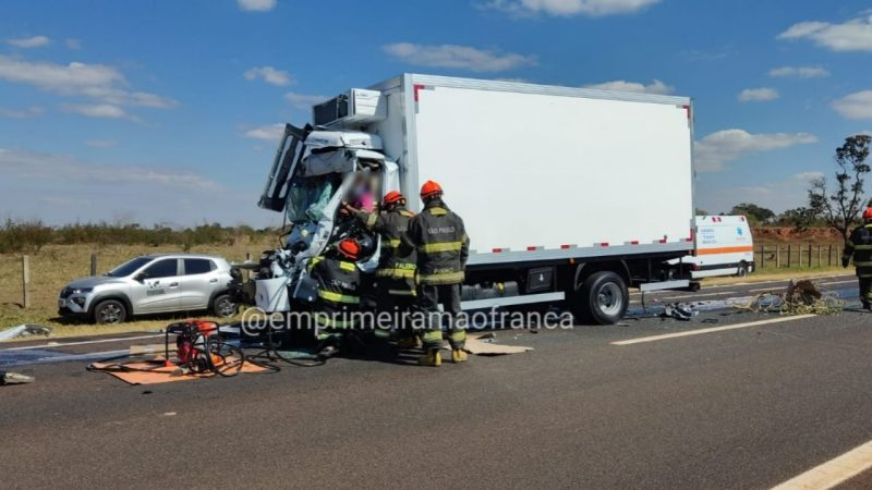 Motorista fica gravemente ferido após colisão entre caminhões na rodovia Ronan Rocha