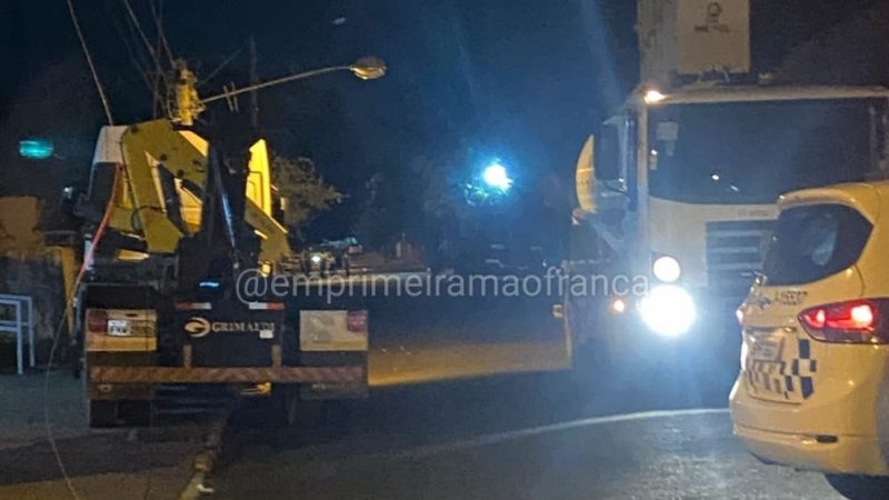Caminhão derruba poste em Cristais Paulista e causa curto-circuito
