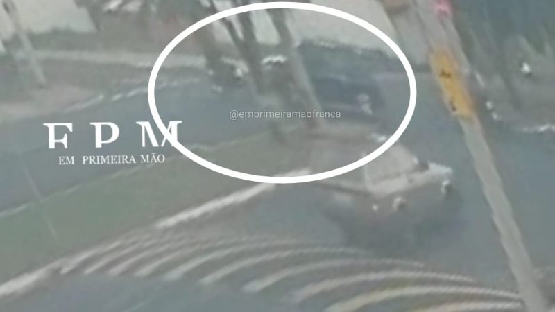 Câmera de segurança registra colisão entre carro e moto em avenida de Franca