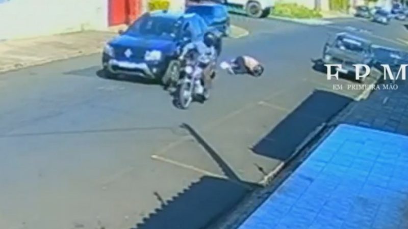 Câmera de segurança registra momento em que mulher é atingida por porta de carro e cai da moto em Franca
