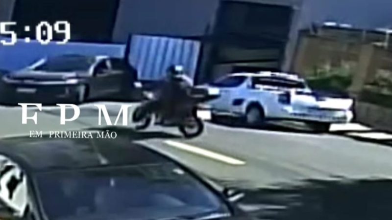 Colisão frontal entre moto e carro é registrada por câmera de segurança