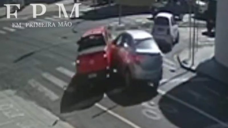 Colisão entre dois carros é registrada na avenida Santa Cruz em Franca