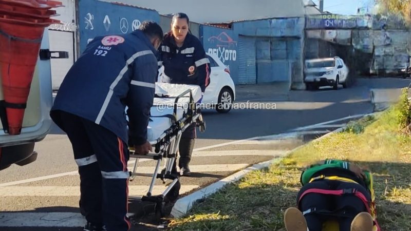 Duas pessoas ficaram feridas após colisão entre carro e moto em avenida de Franca