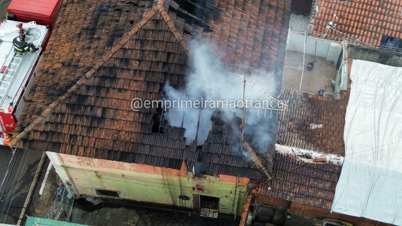 Incêndio de grandes proporções atinge imóvel na área central de Franca