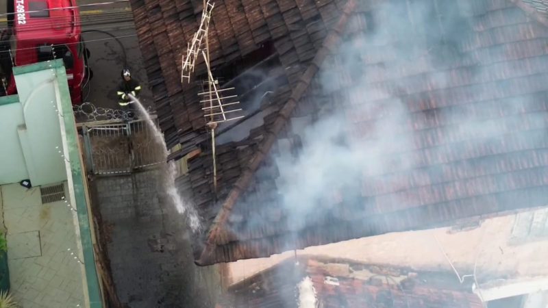 Incêndio em pensão na área central de Franca mobiliza equipes do Corpo de Bombeiros