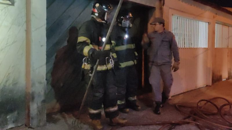 Corpo de Bombeiros é acionado para combater incêndio em residência em Franca