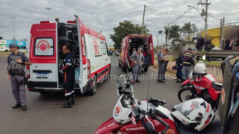 Ciclista fica ferido após ser atropelado por motociclista em avenida de Franca