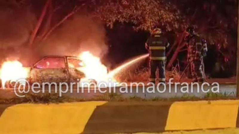 Carro é destruído por incêndio durante a noite na avenida São Vicente, em Franca