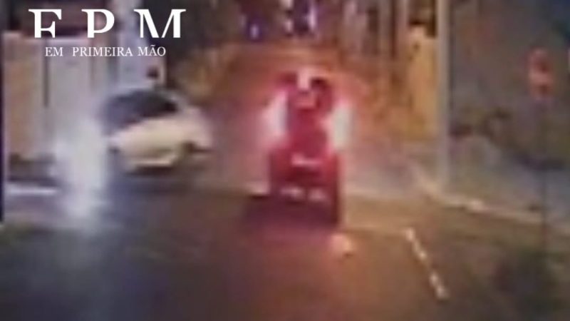 Motorista avança sinal de pare, causa acidente e foge em Franca