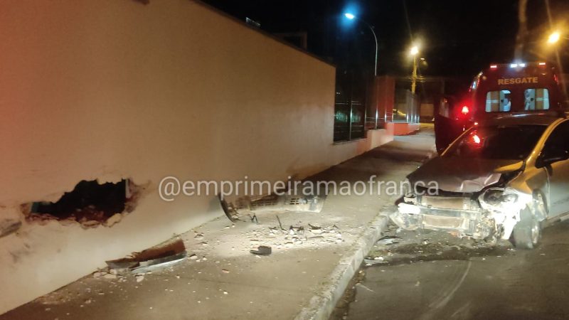 Carro bate em muro no Jardim Paulistano e casal fica ferido