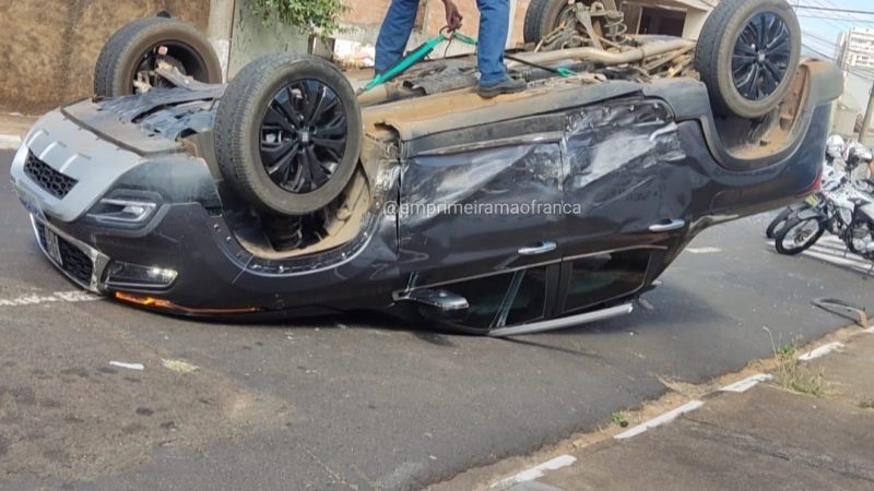 Carro capota após colisão em cruzamento de Franca
