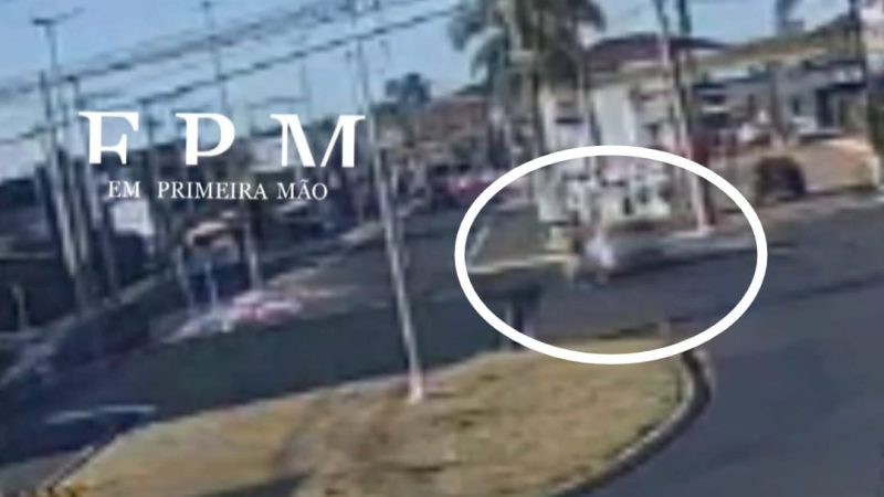 Câmera de segurança registra colisão entre carro e moto em avenida de Franca