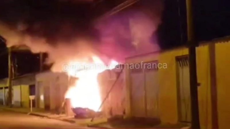 Incêndio atinge residência abandonada no Parque Vicente Leporace em Franca e mobiliza Corpo de Bombeiros