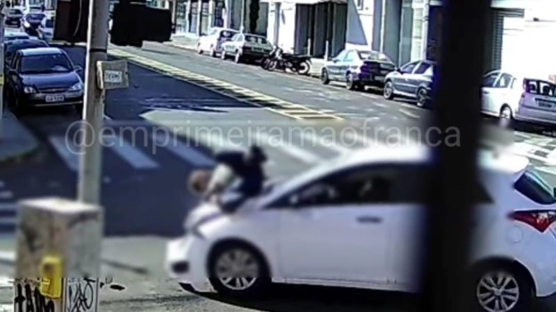 Motorista faz conversão proibida e causa grave acidente em avenida de Franca