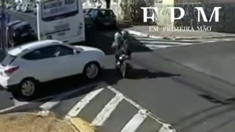 Motorista avança sinal de pare e causa acidente em cruzamento na região central de Franca