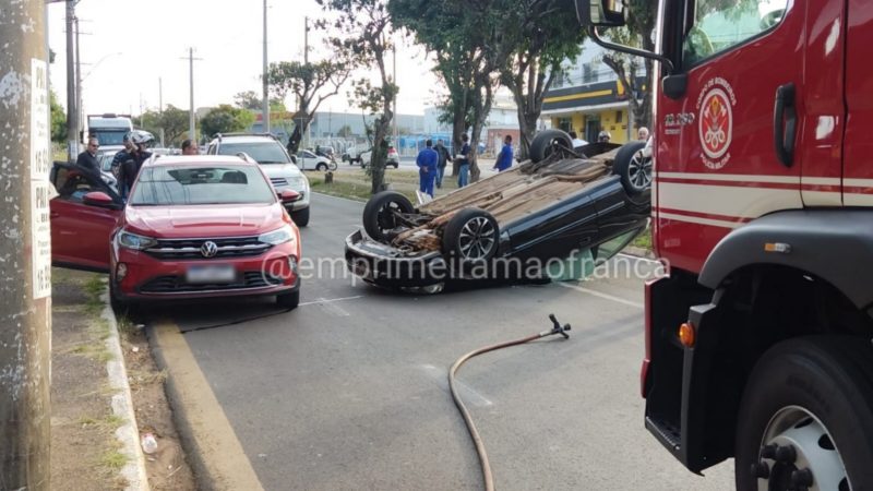 Carro capota após colisão em avenida movimentada de Franca