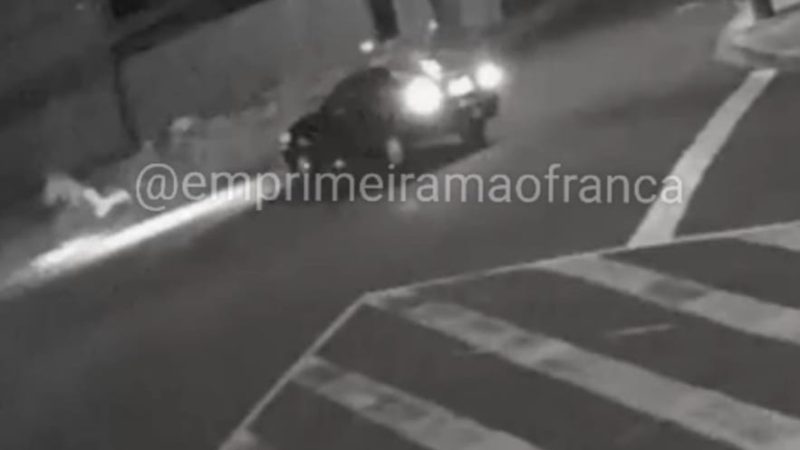 Motociclista é arremessado após grave acidente em cruzamento de Franca