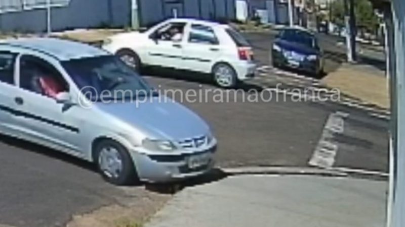 Idosa é atingida por escombros após colisão entre carros em cruzamento de Franca