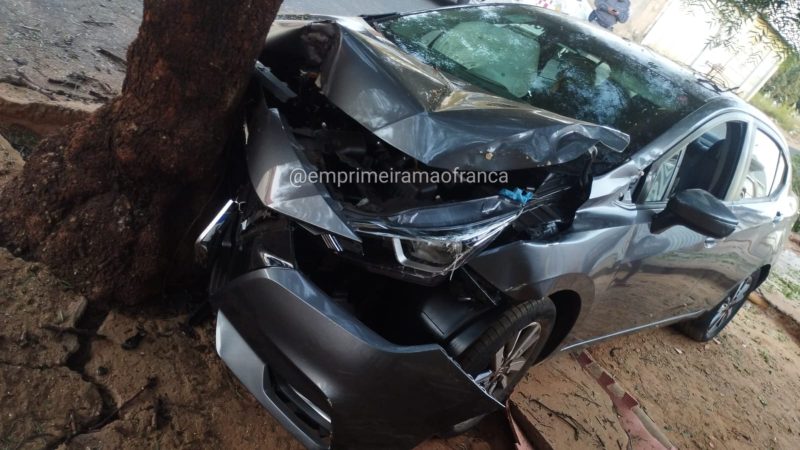 Motorista perde controle de veículo e colide contra árvore em Franca