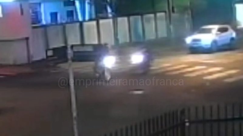 Motociclista faz conversão proibida e causa acidente na Avenida Brasil, em Franca