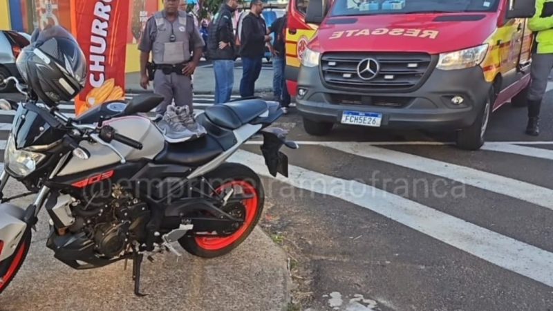 Acidente entre moto e carreta deixa motociclista ferido em avenida de Franca