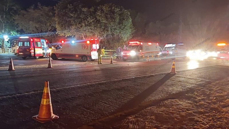 Dois jovens em moto ficaram gravemente feridos após colisão com ônibus em Restinga