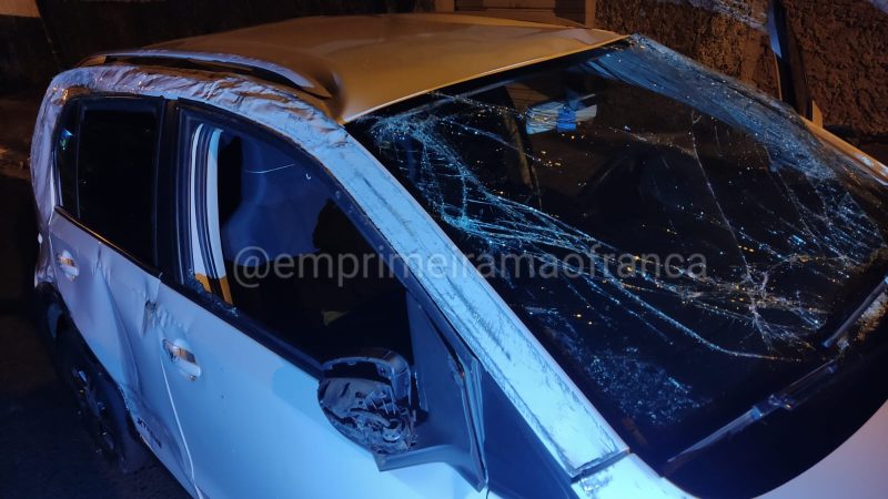 Motorista causa acidente com capotamento e foge na Vila Industrial, em Franca
