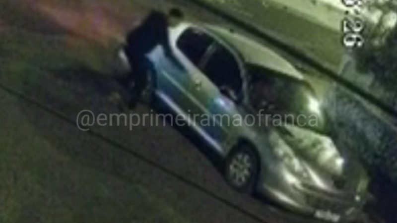 Criminoso quebra vidro de veículo e furta bolsa no bairro Duque de Caxias, em Franca