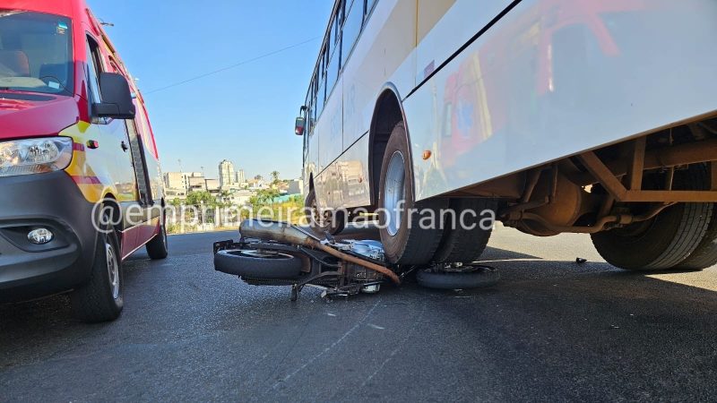 Moto fica presa debaixo de roda de ônibus após acidente no Jardim Piratininga, em Franca