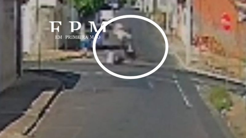 Câmera de segurança registra colisão entre duas motos em cruzamento de Franca