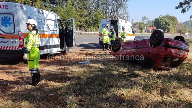 Carro capota e deixa duas pessoas feridas na rodovia Ronan Rocha, em Franca