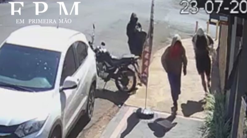 Câmeras de segurança registram roubo em loja de celulares em Morro Agudo; dois menores foram apreendidos