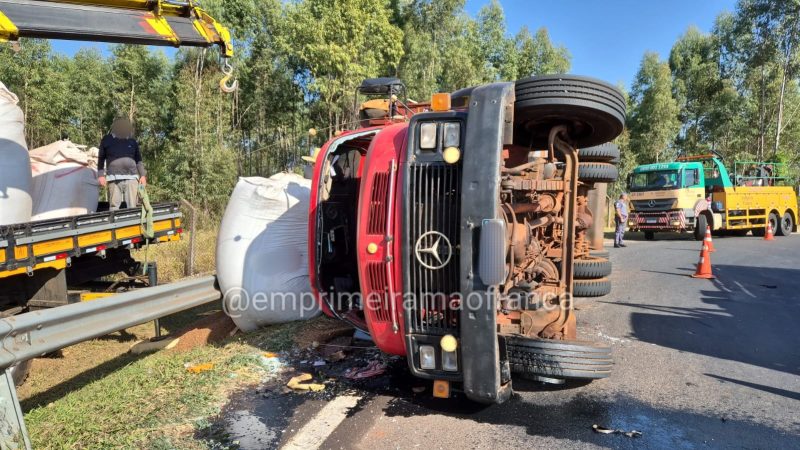 Caminhão carregado com ração tomba em rotatória de acesso a Patrocínio Paulista
