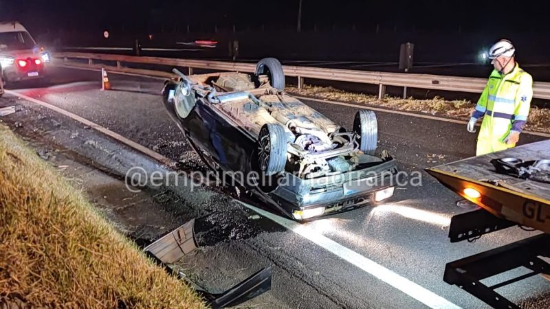 Carro capota após roda se soltar em alça de acesso em Franca