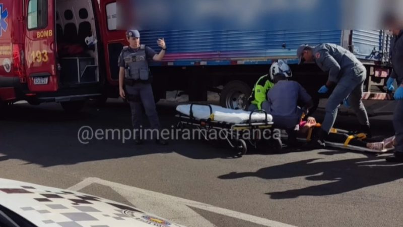 Ciclista fica ferida após colisão com caminhão no bairro Santa Luzia, em Franca