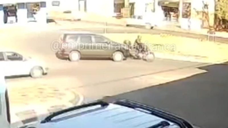 Câmera de segurança registra motociclista sendo arrastada por carro após colisão em rotatória de Franca