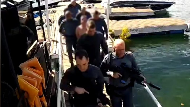 Foragido da Justiça é capturado pela PM dentro de chalana no Rio Grande, em Rifaina