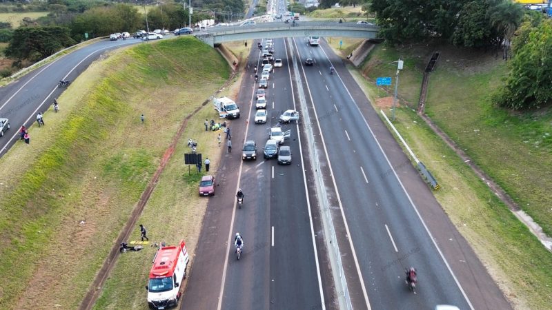 Engavetamento deixa trânsito caótico na Cândido Portinari e pessoas feridas